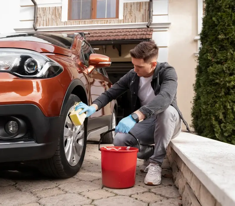 Lavage auto à domicile Niedermodern : professionnel intervenant sur un véhicule
